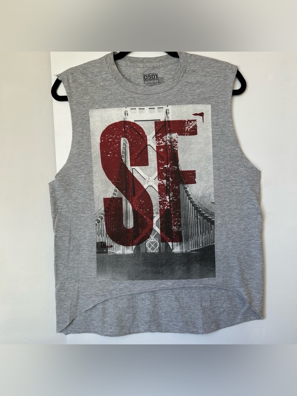 DSD1 Gray CutOff Tank Top Tee Shirt Top
San Francisco Bridge Graphic Design
Sz M